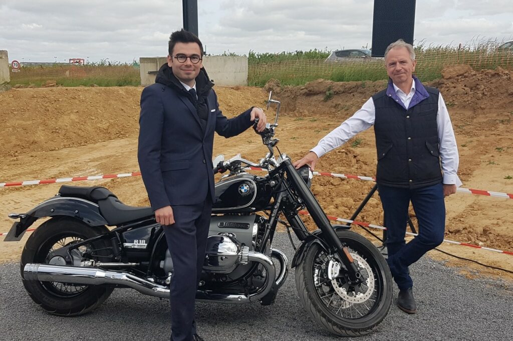 Maxence (à gauche) et Jean-Paul (à droite) Lempereur, à l'occasion de l'inauguration du chantier de leur futur MotoValley.