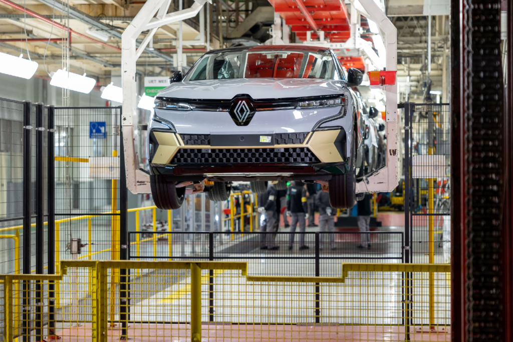 Pour le moment, les Mégane E-Tech sont produites à une cadence de 30 véhicules par heure soit 210 voitures par jour.