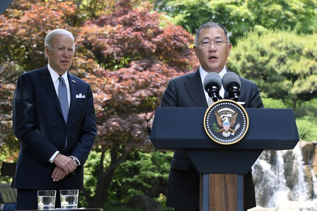 Euisun Chung, Président exécutif du groupe Hyundai Motor, et Joe Biden, Président des Etats-Unis, le 22 mai 2022 en Corée du Sud. 