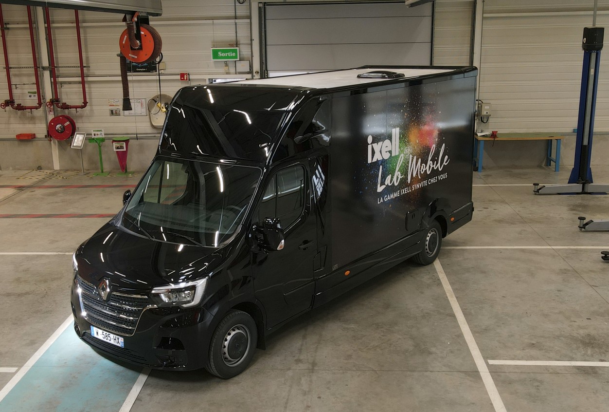 L'Ixell Lab Mobile est doté de tout l'équipement nécessaire pour effectuer des démonstrations et permettre aux carrossiers de tester la qualité des produits de la marque de peinture du groupe Renault. ©Renault
