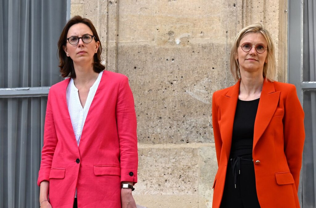 Amélie de Montchalin, ministre de la Transition écologique, à gauche, accompagnée d'Agnès Pannier-Runacher, en charge de la Transition énergétique. (Photo by Emmanuel DUNAND / AFP)