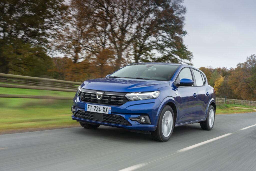 Pour la première fois, Dacia intègre le top 3 des marques les plus vendues en France en prenant la place de Citroën.