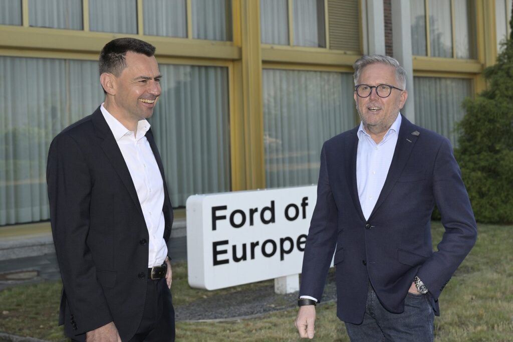 Le directeur général de Ford Model e, Martin Sander (à gauche) et Stuart Rowley, le président de Ford Europe.