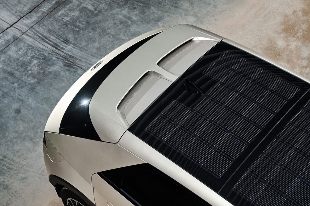 Le Hyundai Ioniq5 peut proposer des panneaux solaires sur son toit. 