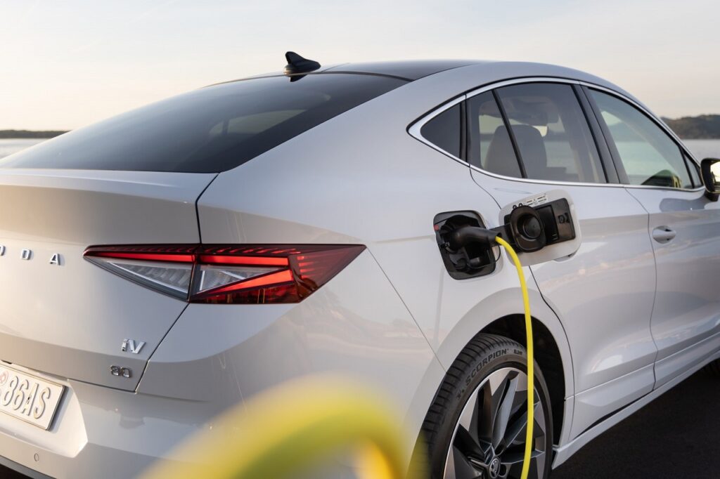 Fujitsu France propose plusieurs modèles électriques à ses salariés, dont le Skoda Enyaq.