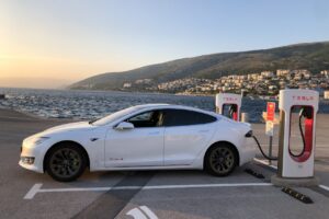 Tesla engrange les bénéfices mais peine à livrer