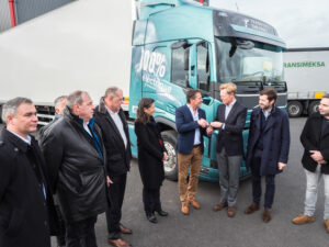 Marcus Hörberg, président de Volvo Trucks France, remet les clés du FM Electric à Eric Thevenet, président des Transports Thevenet. Des élus locaux étaient présents pour y assister. ©Volvo Trucks
