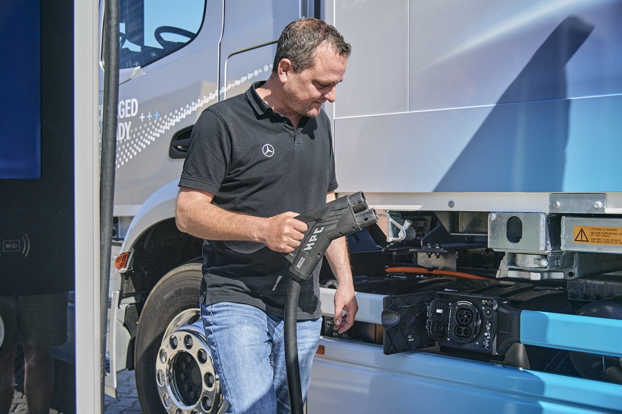 L’analyse de cycle de vie menée par T&E montre que le camion électrique a une empreinte 10 fois inférieure à celle du camion diesel. ©Daimler Truck
