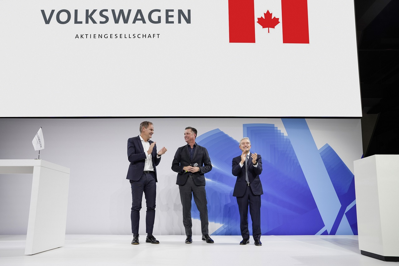 Le groupe Volkswagen a annoncé l'ouverture d'une usine de batteries au Canada, en présence d'Oliver Blume, PDG de VW Group, de Thomas Schmall, patron de PowerCo,, et de François-Philippe Champagne, ministre canadien de l’Innovation, des Sciences et de l’Industrie.
