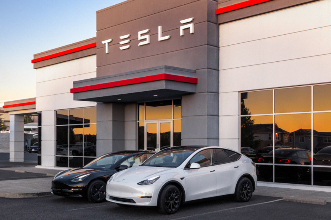 Tesla vend plus mais gagne moins