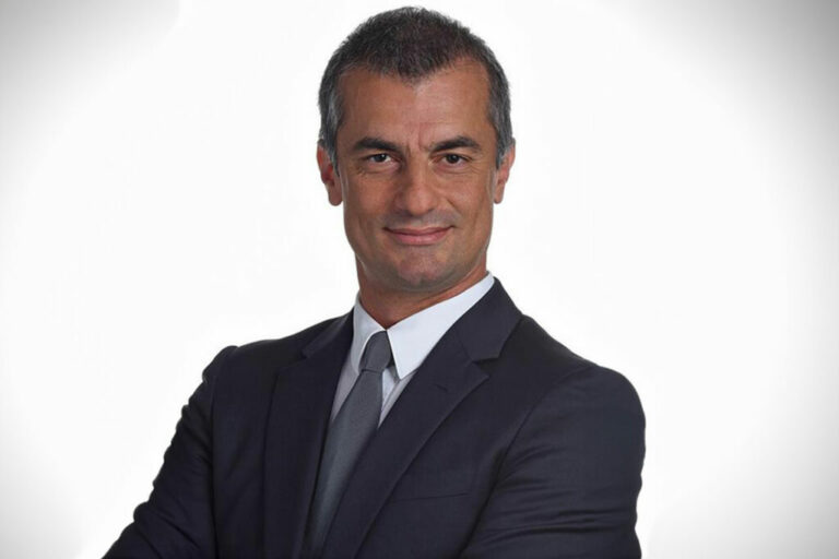 Sous la surveillance de Rome, le patron de Pirelli prend du recul