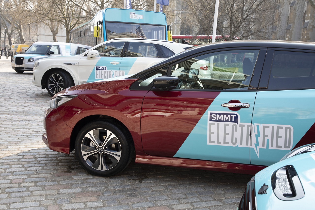 Report de la taxe de 10 % sur les véhicules électriques entre le Royaume-Uni et l