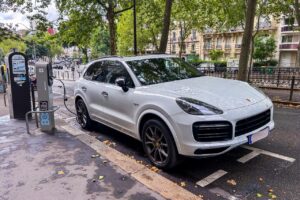 Stationner son SUV dans Paris pourrait coûter jusqu’à 225 euros par jour