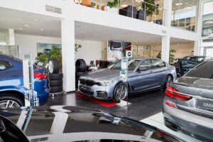 BMW vend plus de voitures, plus chères et les profits bondissent