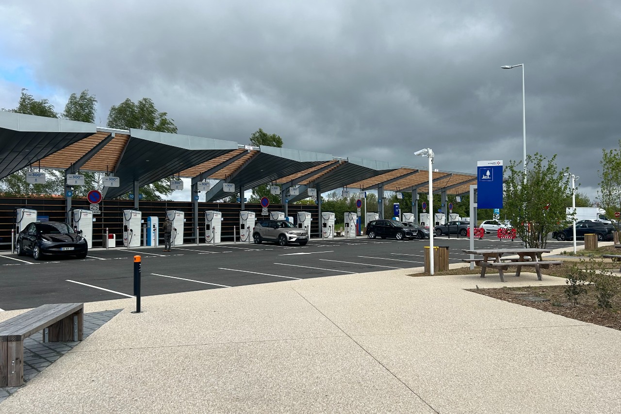 TotalEnergies et Vinci Autoroute inaugurent leur plus grande station de recharge en France 