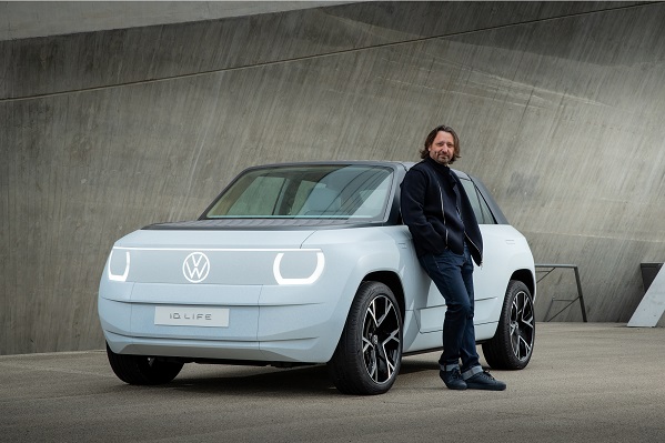 Jozef Kaban devant le concept VW ID. Life en janvier 2022. ©Volkswagen