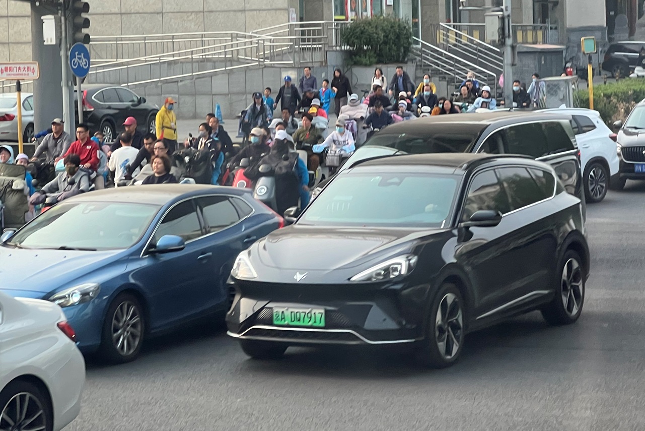 Pour stimuler la demande, les conducteurs qui échangeront un véhicule électrique ou hybride immatriculé avant 2018 contre un modèle plus récent pourront bénéficier de 10 000 yuans (1 290 euros) de subvention. ©Le Journal de l'Automobile