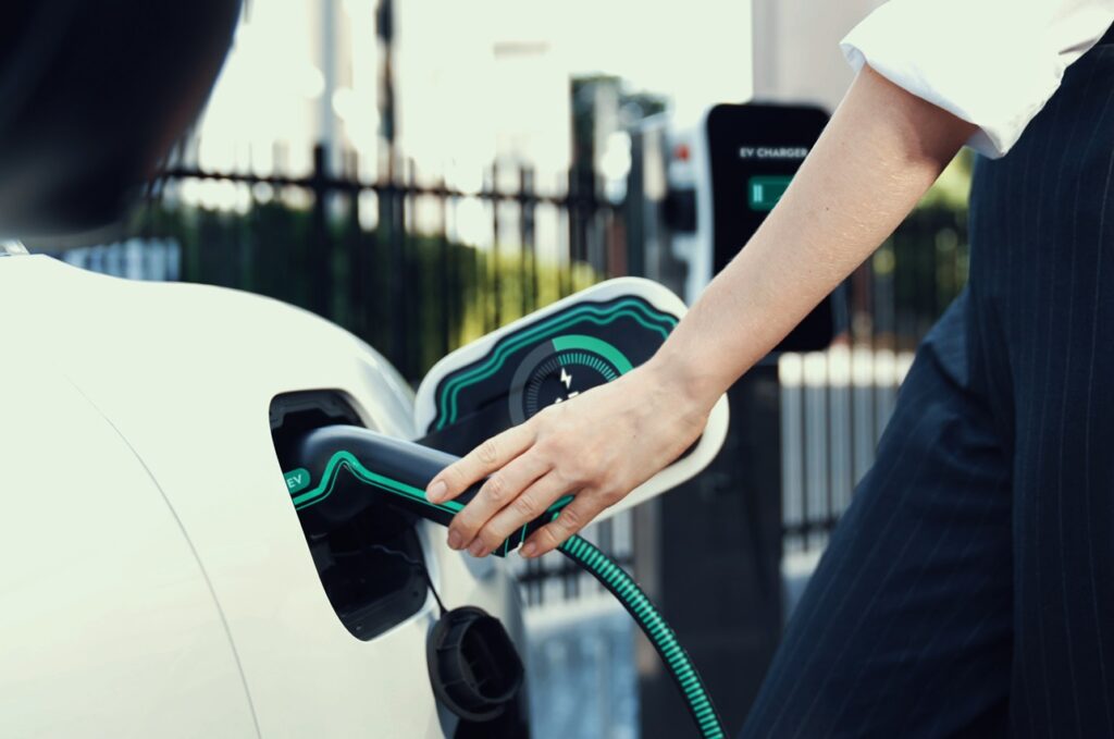 Le secrétariat général à la planification écologique fixerait un nouvel objectif de multiplier les ventes de véhicules électriques par quatre d’ici 2027 pour passer de 200 000 ventes en 2022 à près de 800 000 en 2027. ©adobestock.com-SummitArt Creation