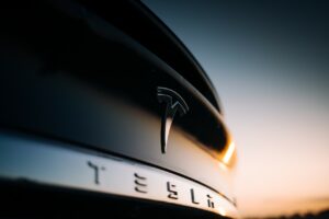 Tesla Model 2 : Elon Musk entretient le doute, la Bourse tergiverse
