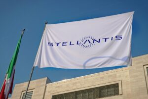 Stellantis poursuit son plongeon en Bourse