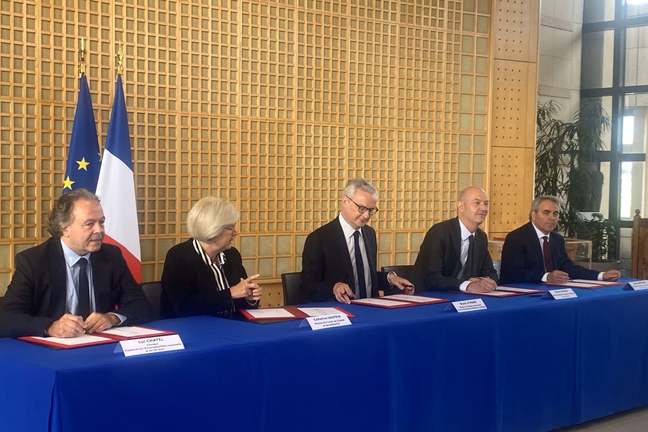 Luc Chatel, président de la PFA, Catherine Vautrin, ministre du Travail, Bruno Le Maire, ministre de l’Économie, Roland Lescure, ministre de l'Industrie, et Xavier Bertrand, président de la région Hauts-de-France, lors de la signature du contrat de filière ce 6 mai 2024. ©Mobilians