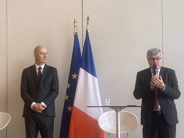 Roland Lescure, ministre de l'Industrie et Francis Bartholomé, président de Mobilians, lors de la signature du contrat de filière