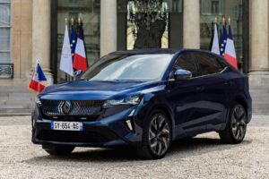 Emmanuel Macron défile en Renault Rafale, nouveau véhicule officiel de la présidence