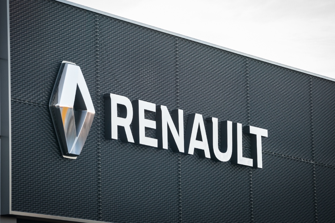 Renault se stabilise au premier semestre mais poursuit sa consolidation financière