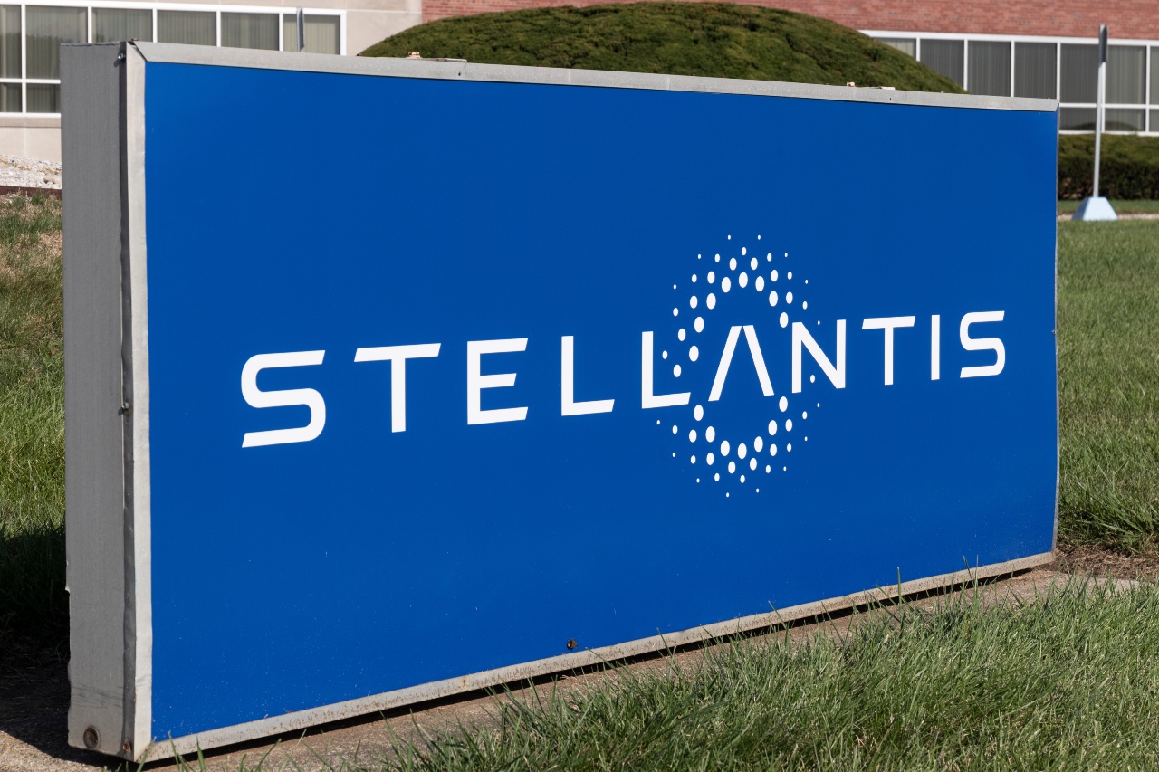 Stellantis trébuche au premier semestre 2024, le titre lourdement sanctionné en Bourse