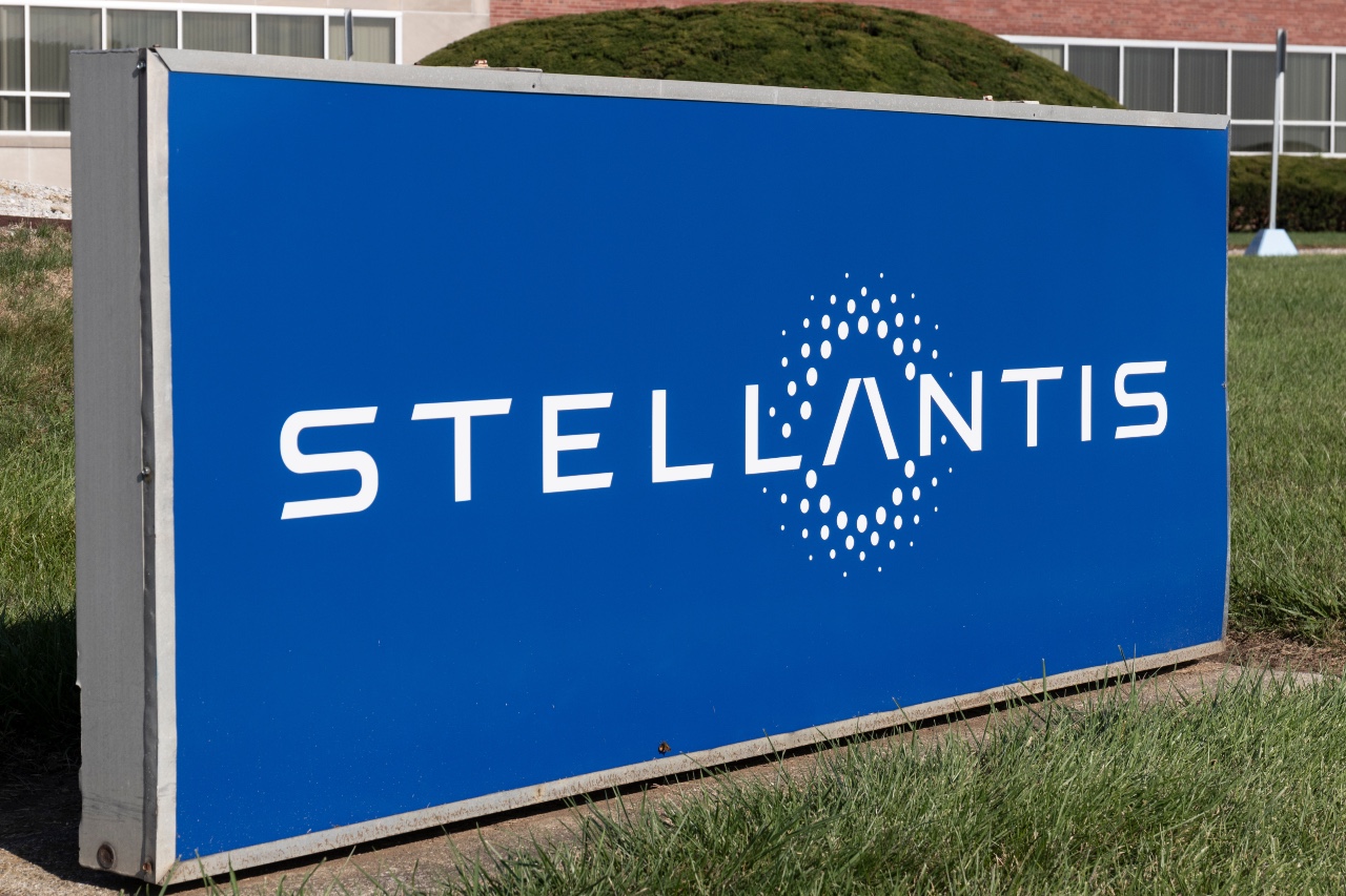 Stellantis annule ses objectifs financiers de 2024, le cours de Bourse dévisse