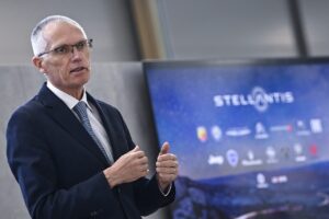 Stellantis officialise le départ de Carlos Tavares en 2026 et un grand remaniement de son management