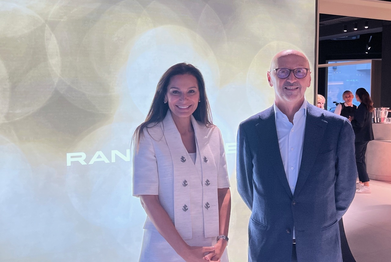 Leila Neubauer, directrice générale du groupe Neubauer, et Philippe Robbrecht, président de JLR France, lors de l'inauguration de la première Maison Land Rover en Europe. ©Le Journal de l'Automobile