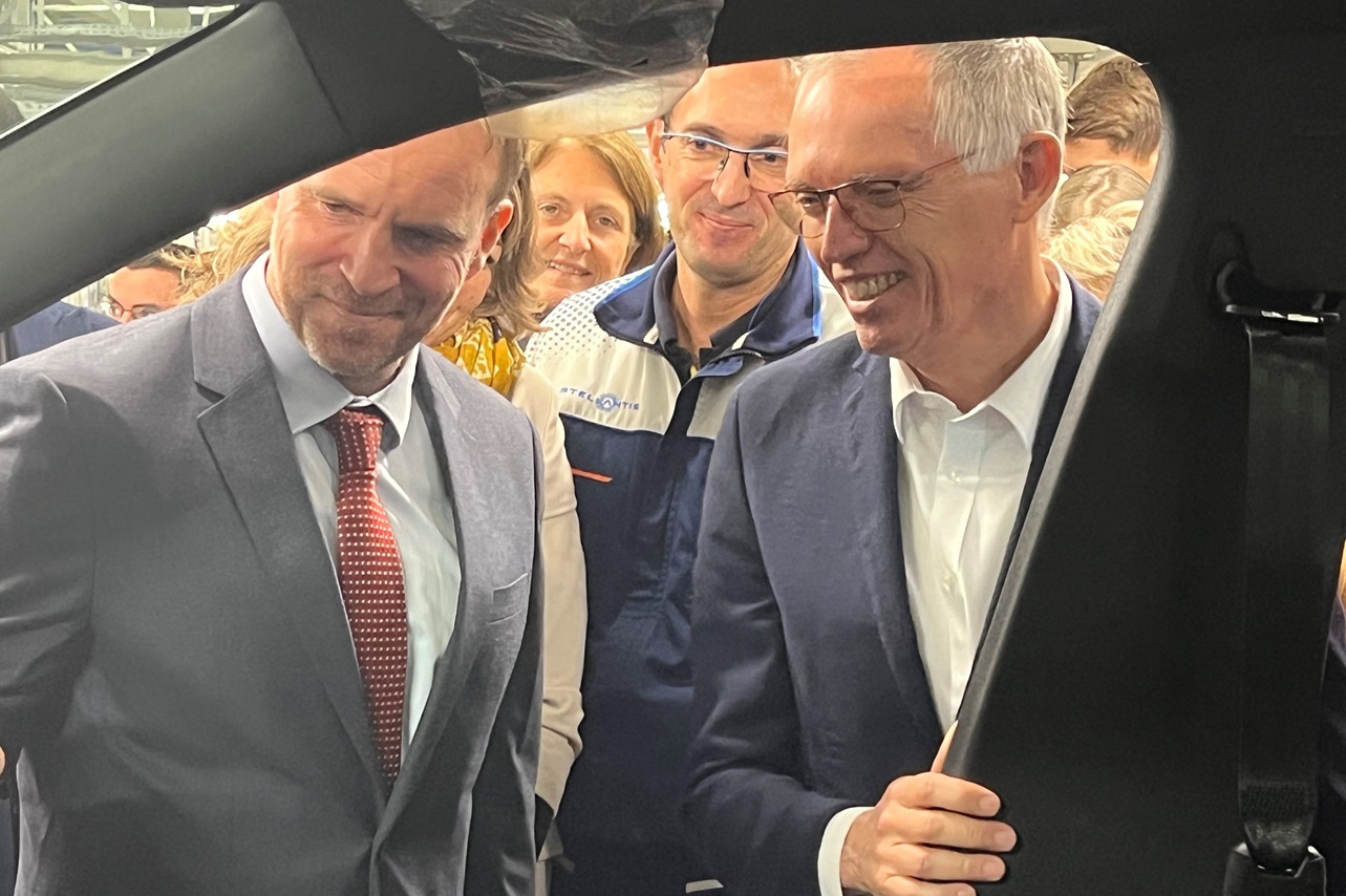 Marc Ferracci, ministre délégué en charge de l'Industrie, accompagné de Carlos Tavares, patron de Stellantis pour la visite de l'usine de Sochaux.