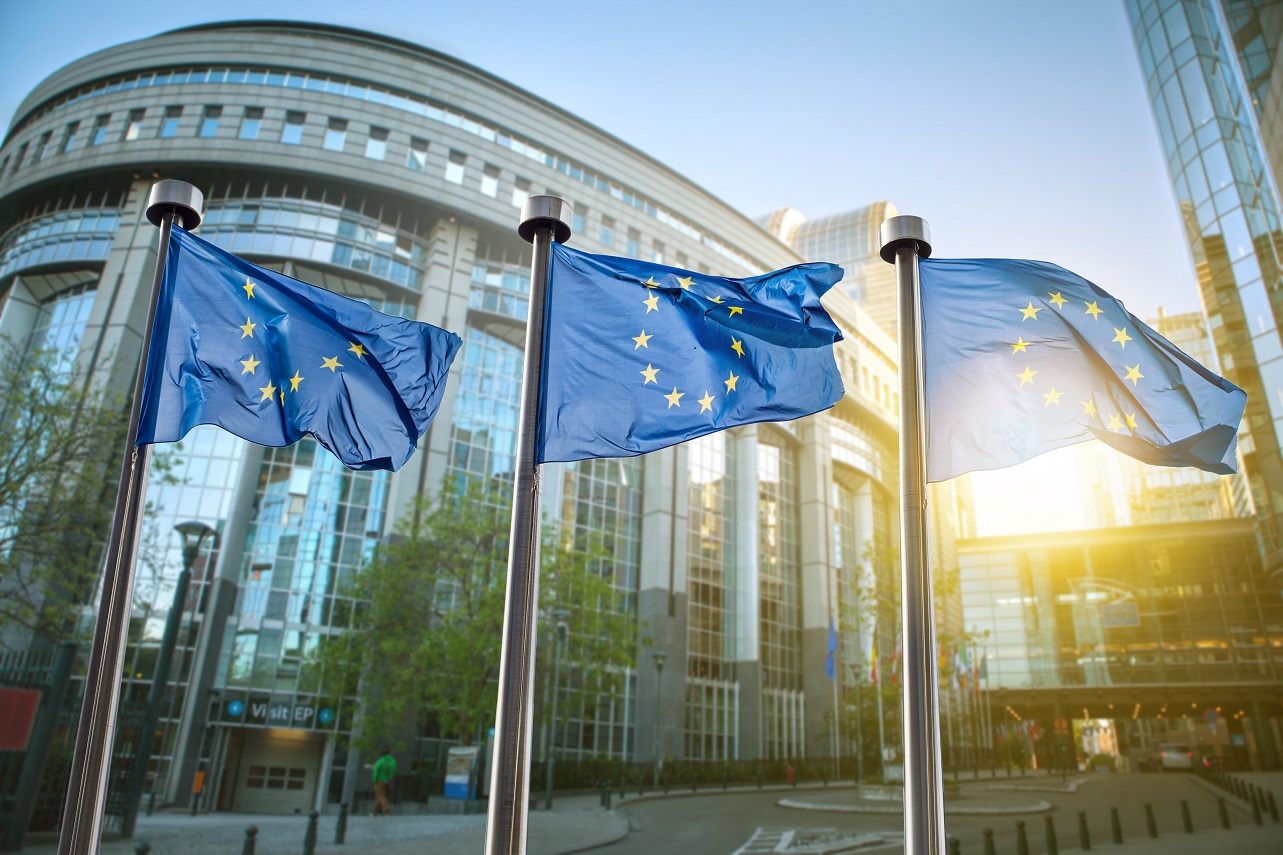 Les députés européens de droite proposent d'avancer à 2025 la clause de revoyure et de reporter à 2027 les normes d'émissions de CO2 dites CAFE. ©adobestock.com