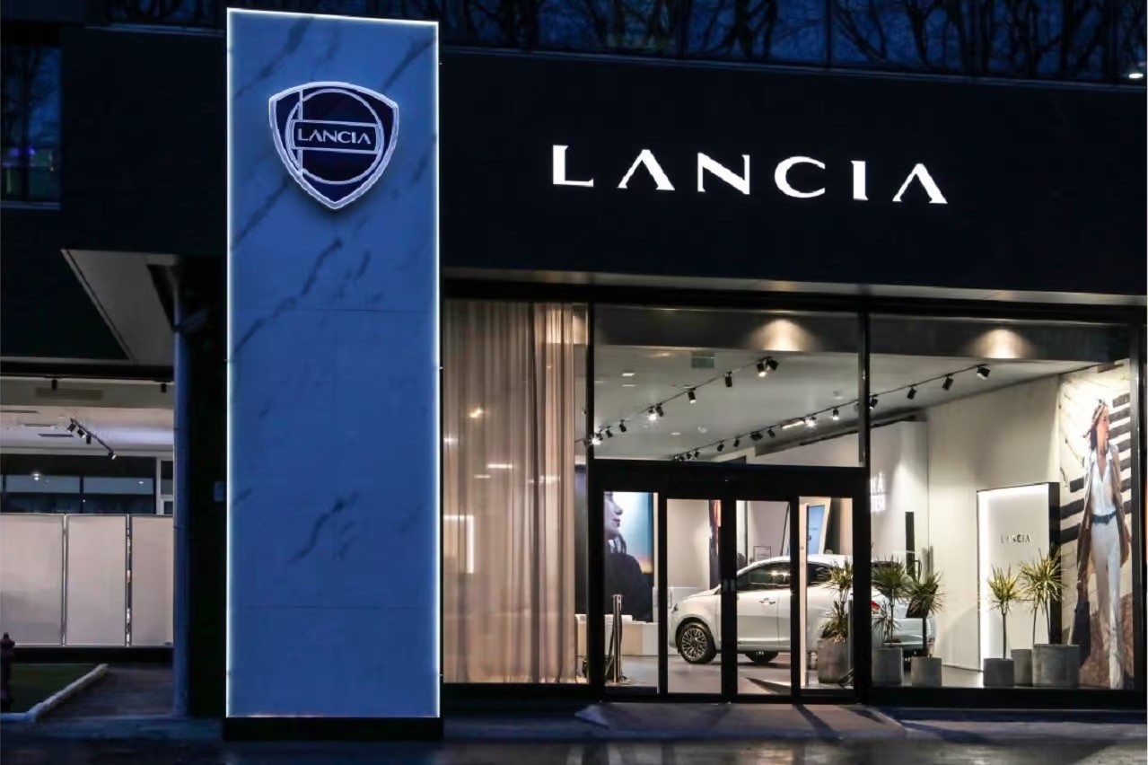 Lancia liste des premiers distributeurs en France