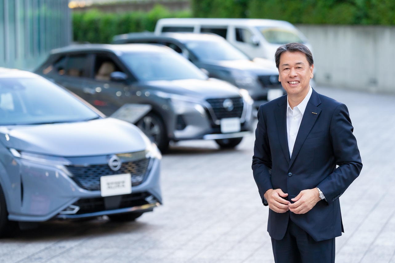 Makoto Uchida, directeur général de Nissan, annonce des résultats financiers catastrophiques sur le deuxième trimestre de son exercice et prévoit la suppression de 9 000 postes dans ses effectifs mondiaux.