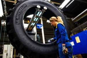 Fermeture d'usines : passe d'armes entre Michel Barnier et Michelin