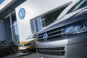 Face au plan d'économies de Volkswagen, les salariés allemands entament une grève 