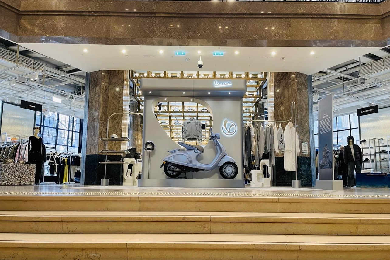 Le groupe Neubauer s'installe aux Galeries Lafayette des Champs-Élysées à Paris avec un pop-up store dédié à la marque Vespa jusqu'au 6 février 2025. ©Neubauer