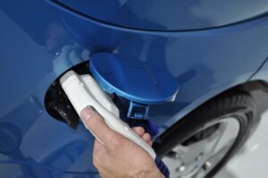 Au 1er mai 2025, les voitures électriques passent à la caisse pour leur carte grise