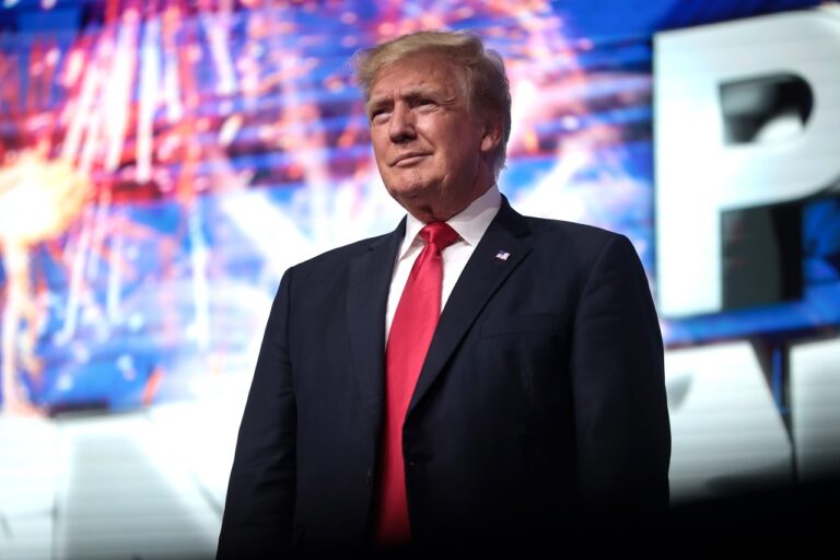 Trump lâche du lest sur les droits de douane, mais maintient la pression sur l’automobile