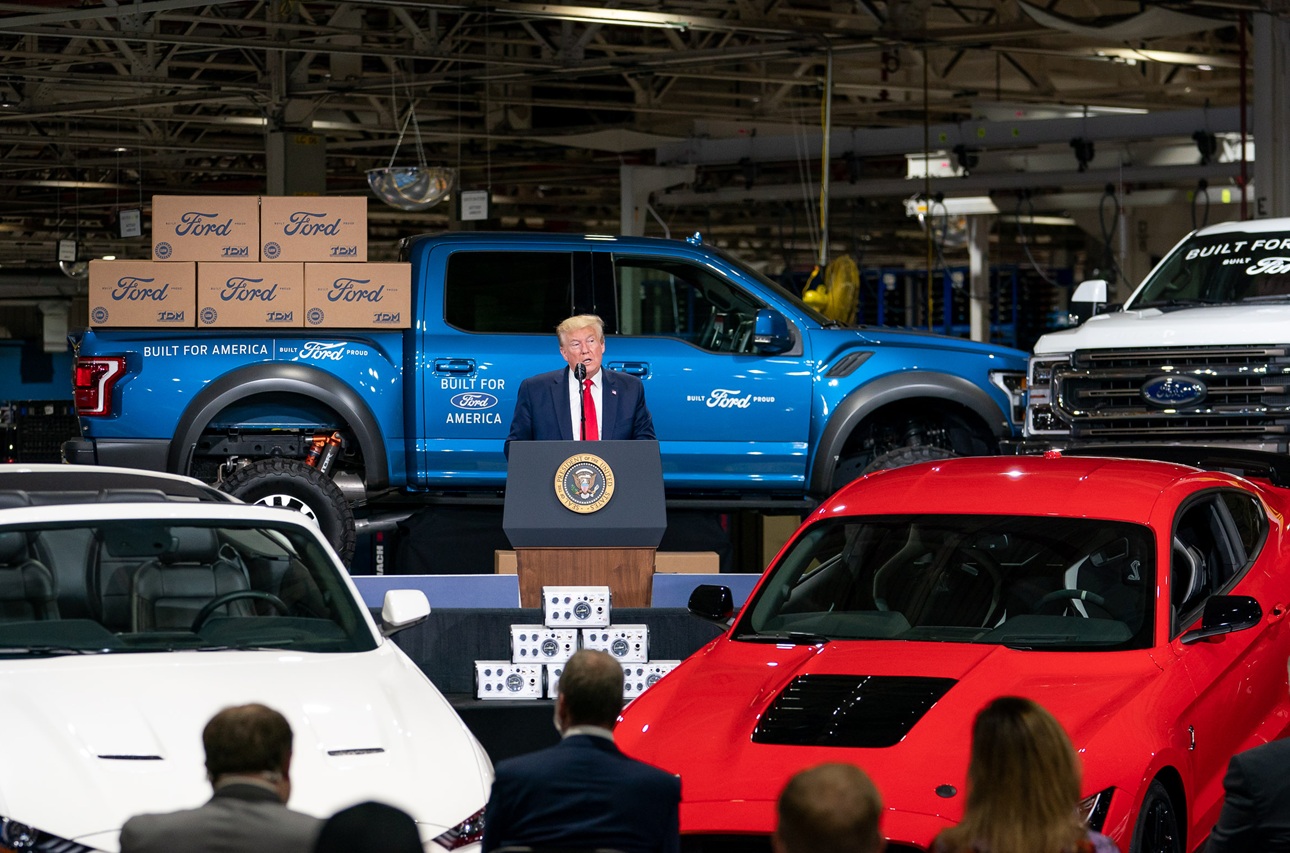 Donald Trump pourrait annoncer un allégement des droits de douane sur l'industrie automobile. (Photo prise lors d'une précédente visite en 2020 dans une usine Ford) ©Wikimedia common/Maison-Blanche