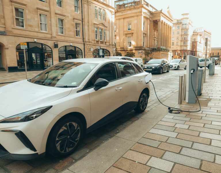Au-delà du moteur électrique, comment la France décarbone la production automobile en 2025
