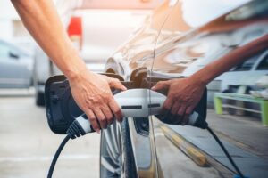Les bornes se multiplient, mais où sont les voitures électriques ?