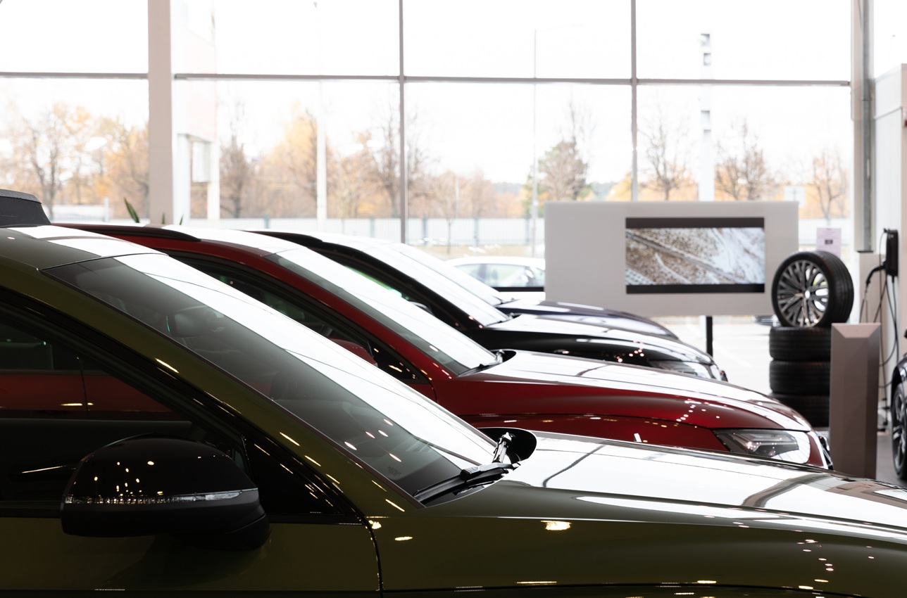 Les distributeurs automobiles, pourtant essentiels à l'économie, se sentent délaissés et accablés par les défis multiples de la transition vers l'électrique.