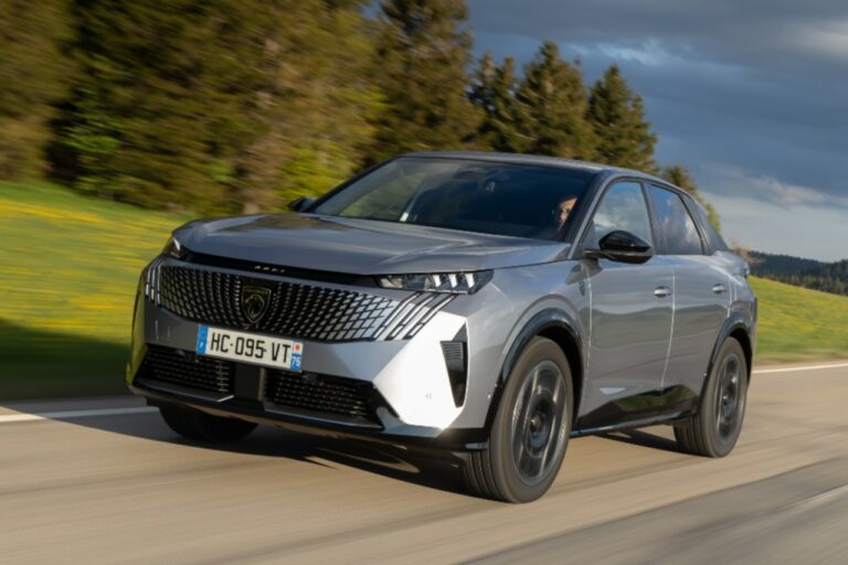 Essai Peugeot e-3008 Dual Motor : le SUV électrique muscle son jeu