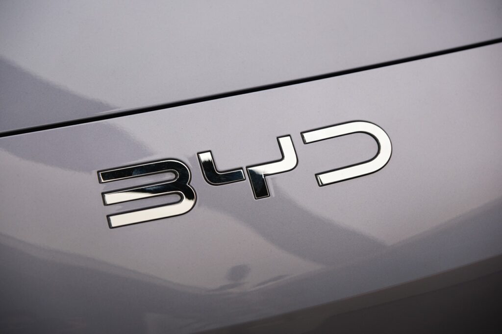BYD se renforce dans les flottes et le développement réseau