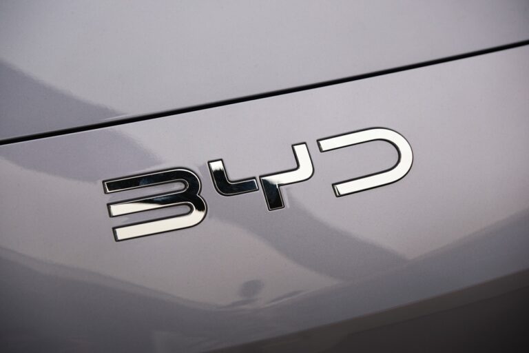 BYD se renforce sur les flottes et le développement réseau