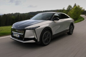 Essai DS N° 8 : 750 km d’autonomie pour relancer le premium à la française