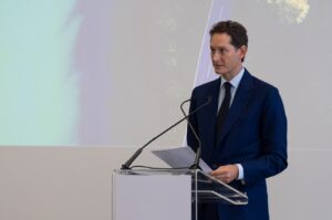 Stellantis : John Elkann appelle à une "déréglementation intelligente" pour créer une E-car européenne